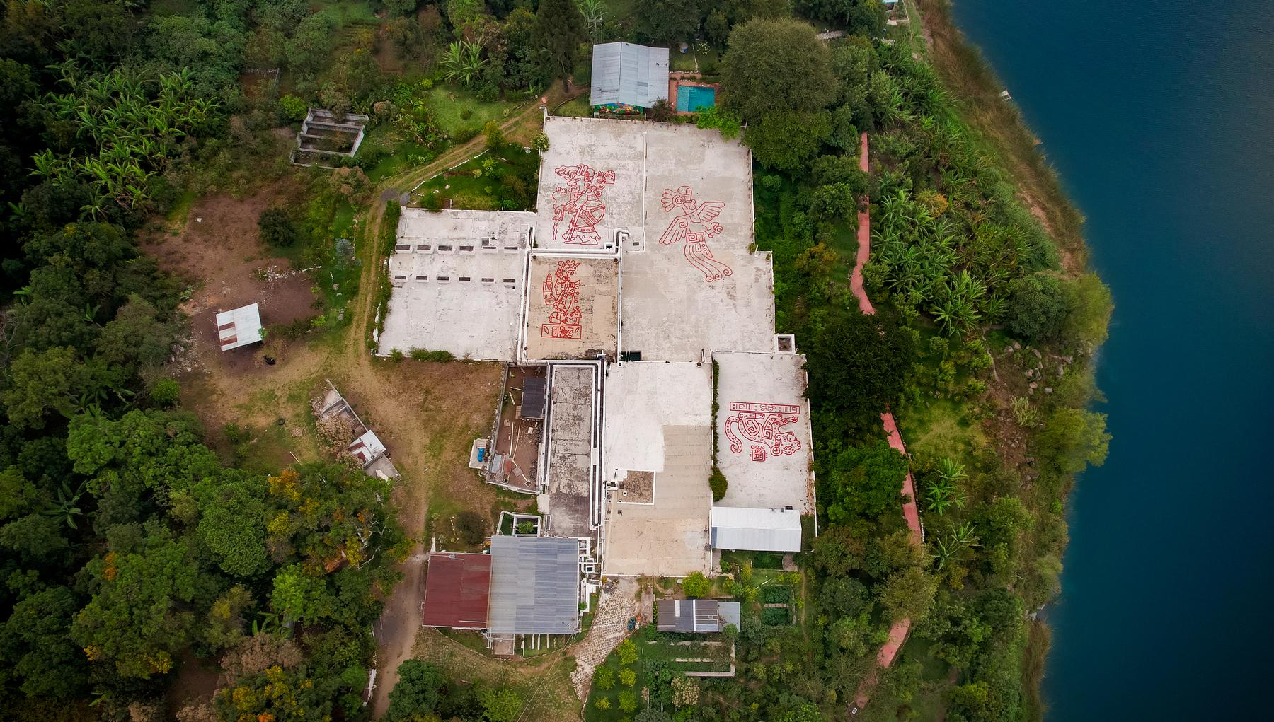 Vista aérea de Finca Venecia entre el bosque y el Lago de Atitlán