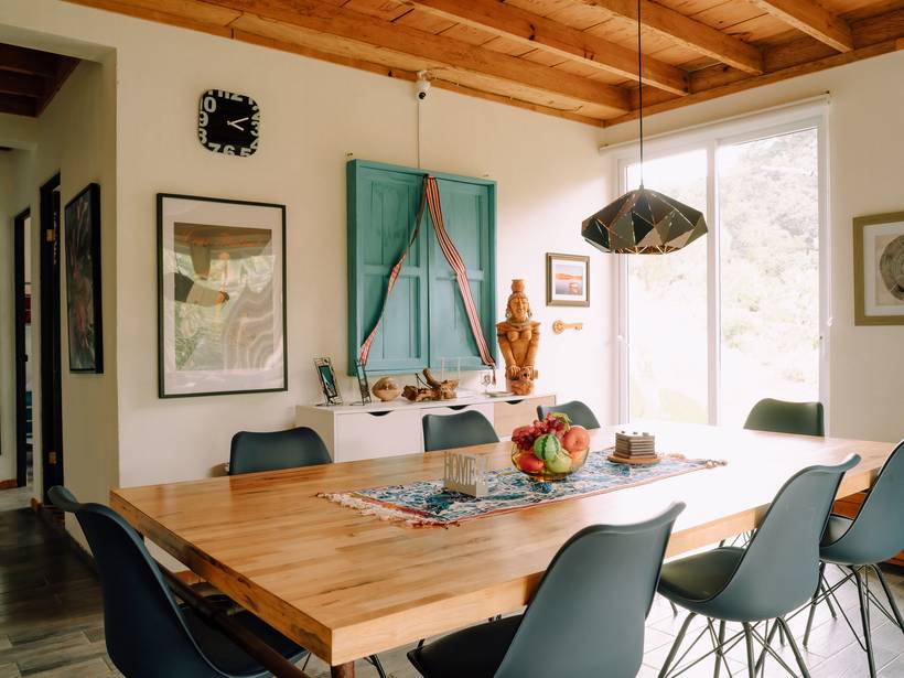 Comedor de madera con textiles guatemaltecos