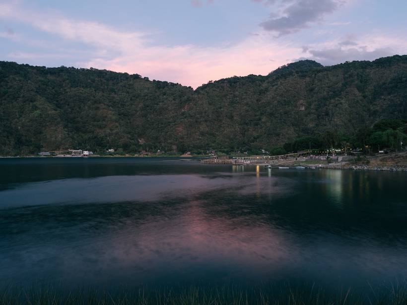 El Lago de Atitlán al atardecer desde la orilla de Venecia