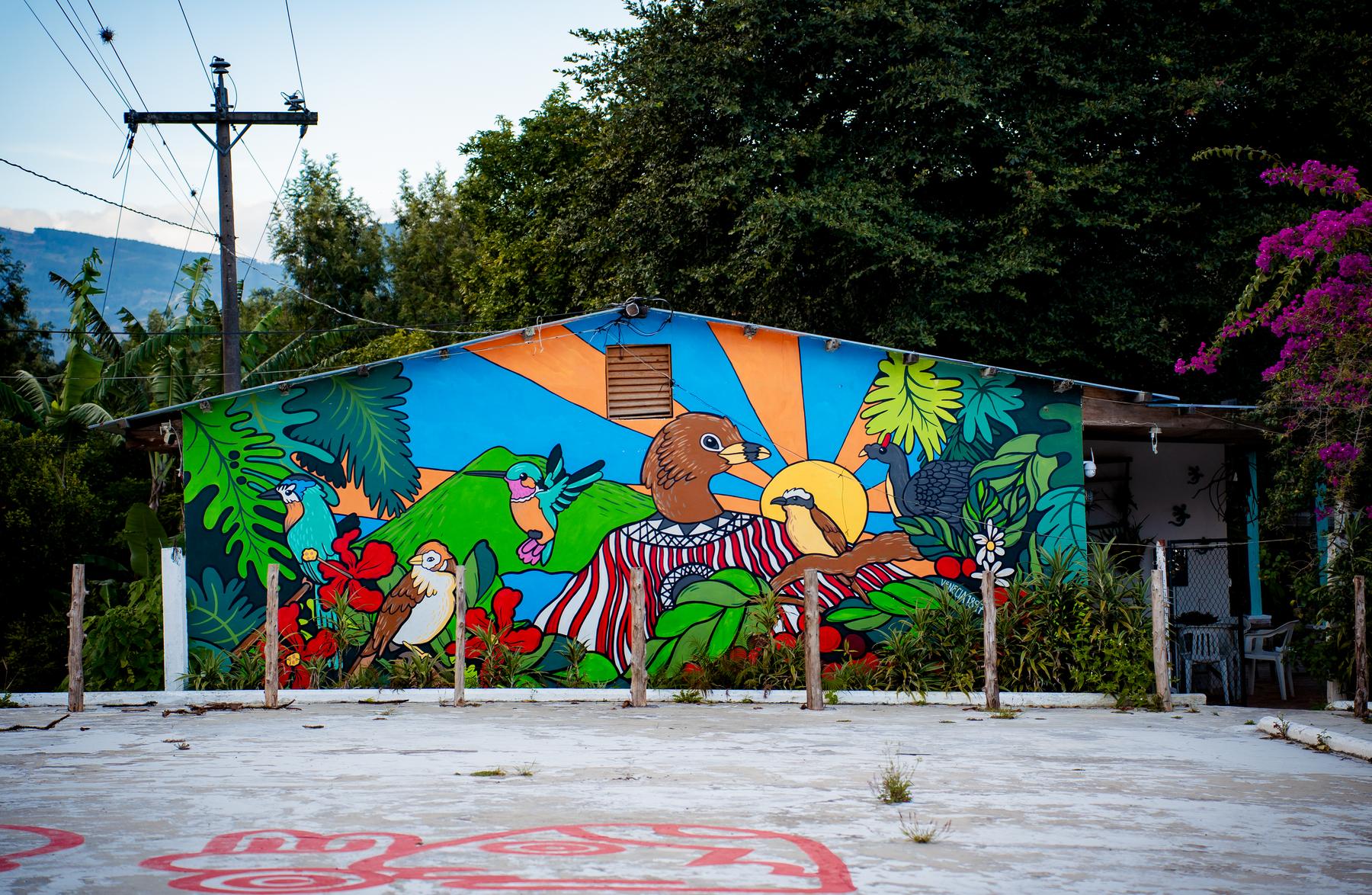 Mural colorido de Leke en Finca Venecia