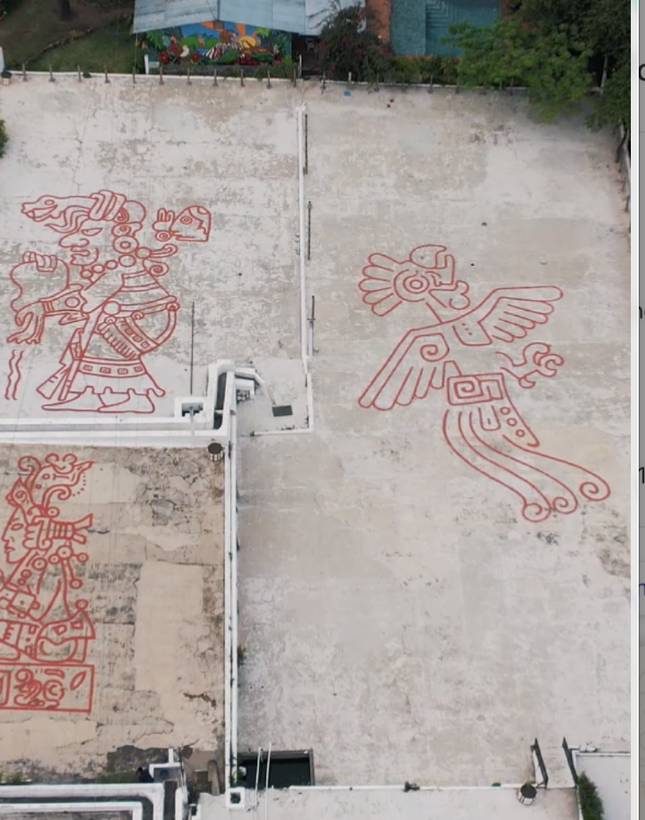 Vista aérea de los patios de café con grandes grabados mayas en rojo