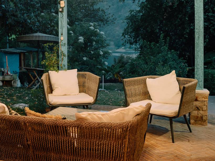 Terraza con sillones al anochecer