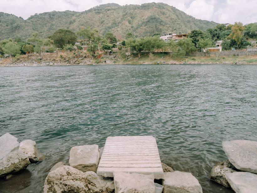 Piedras en la orilla del lago