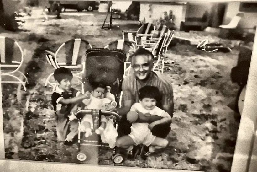 Don Rodolfo Rivera Flores con sus hijos en los jardines